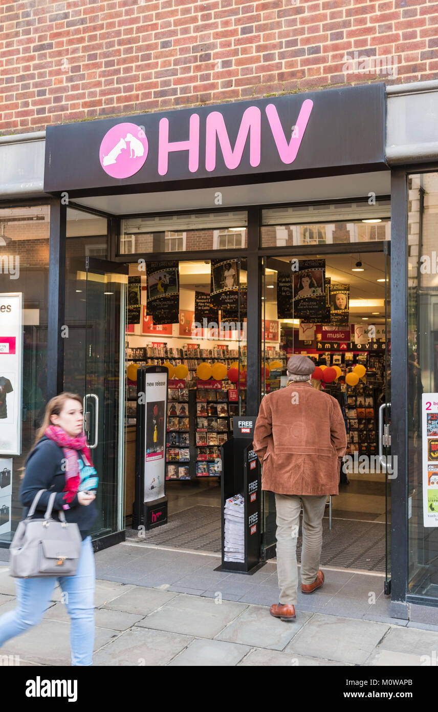 Vor dem Eingang eines HMV store in England, Großbritannien. HMV shop Portrait. Stockfoto