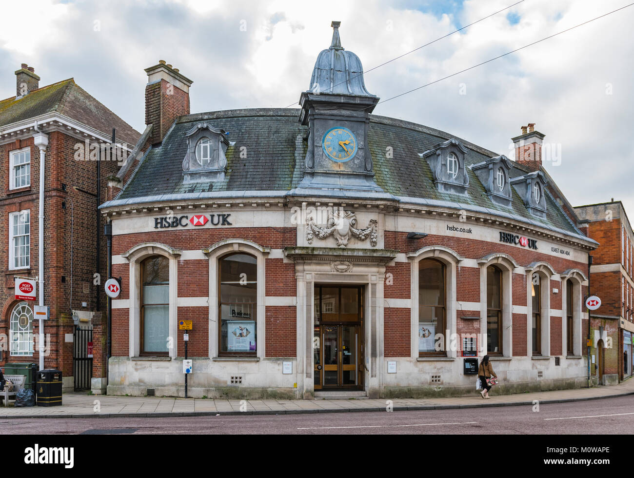 HSBC Bank vor dem Eingang, eine große historische Gebäude in Petersfield, Hampshire, England, UK. Stockfoto