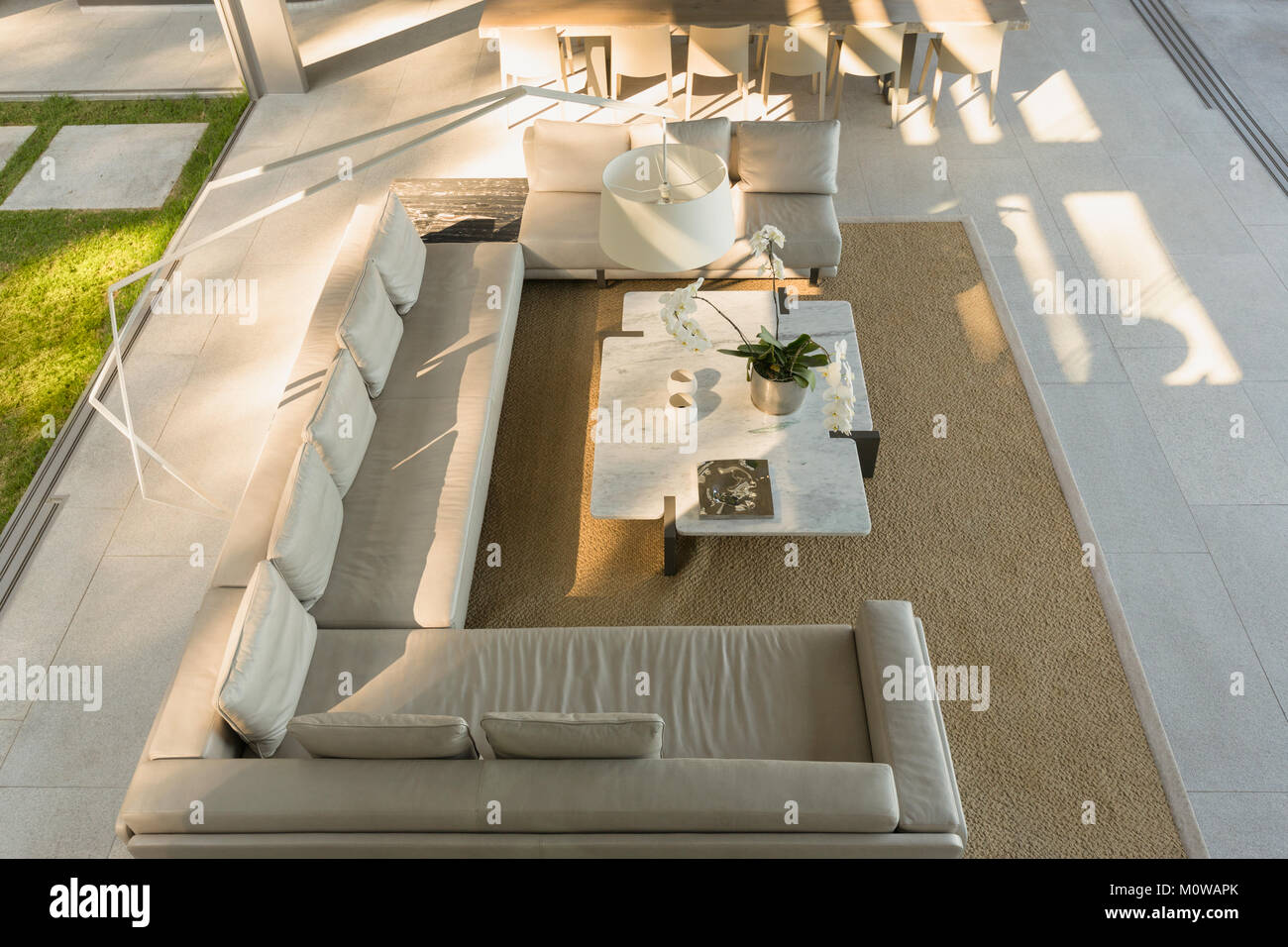 Erhöhte Ansicht sofagarnitur in modernen, luxuriösen Home Showcase interior Wohnzimmer Stockfoto