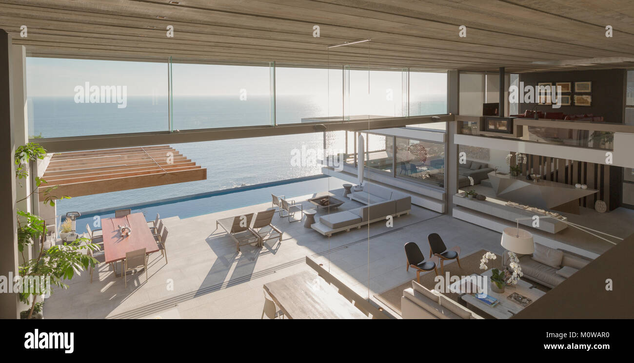 Erhöhte Ansicht moderne und luxuriöse Home Showcase interior Wohnzimmer und Terrasse mit Blick auf den Ozean Stockfoto