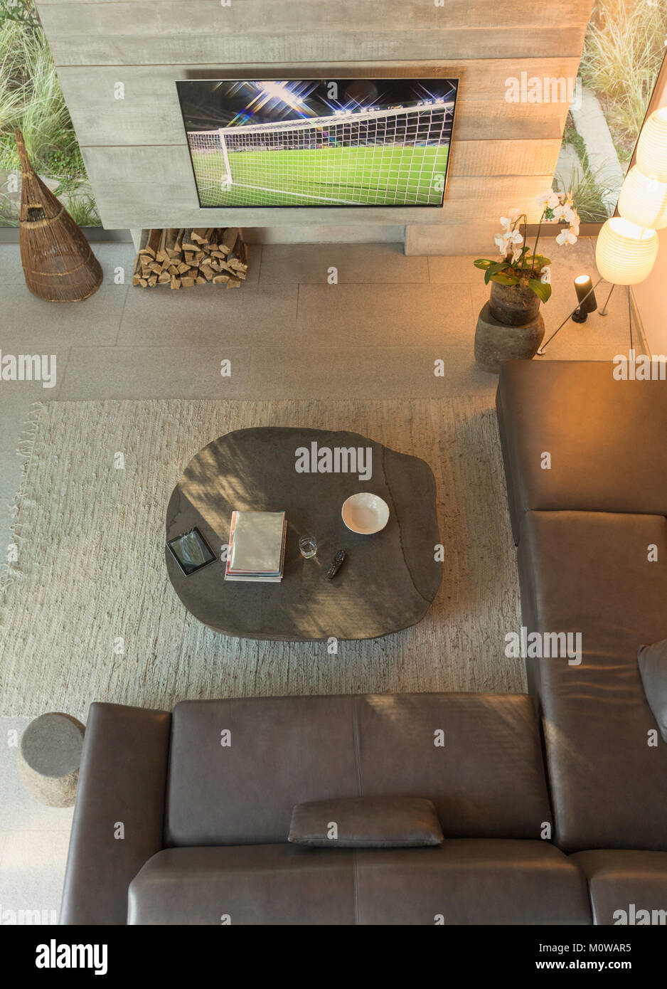 Ansicht von oben Fußball-Spiel im TV in der modernen, luxuriösen Home Showcase interior Wohnzimmer Stockfoto