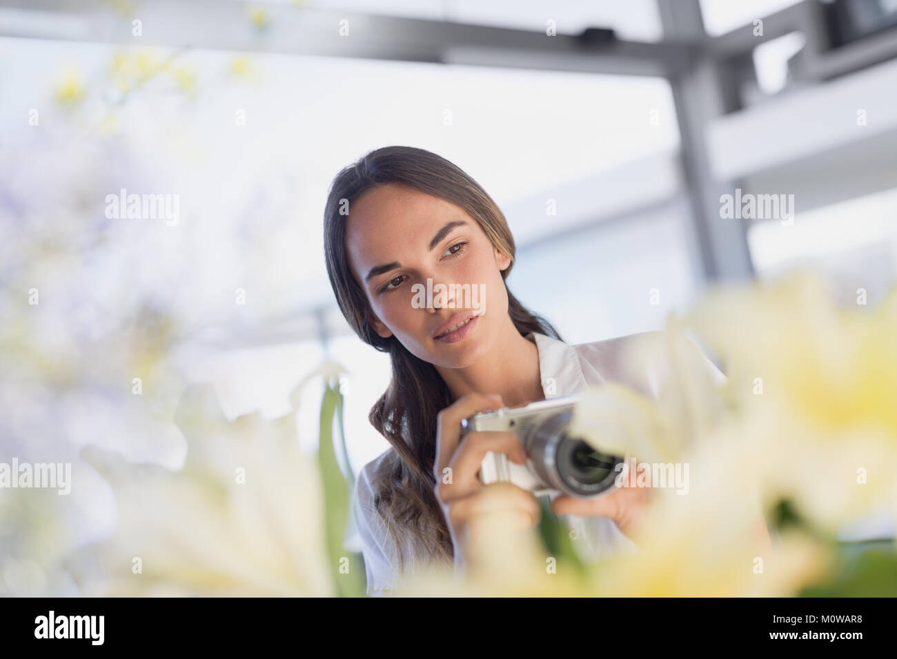 Brünette Frau mit Digitalkamera Stockfoto