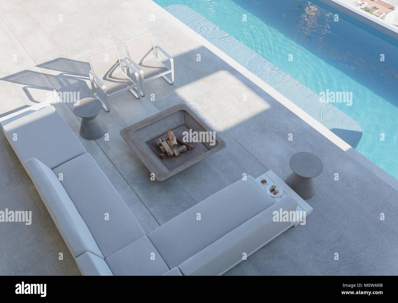 Erhöhte Ansicht moderne und luxuriöse Home Showcase äußere Terrasse mit Sofa, Kamin und Pool Stockfoto