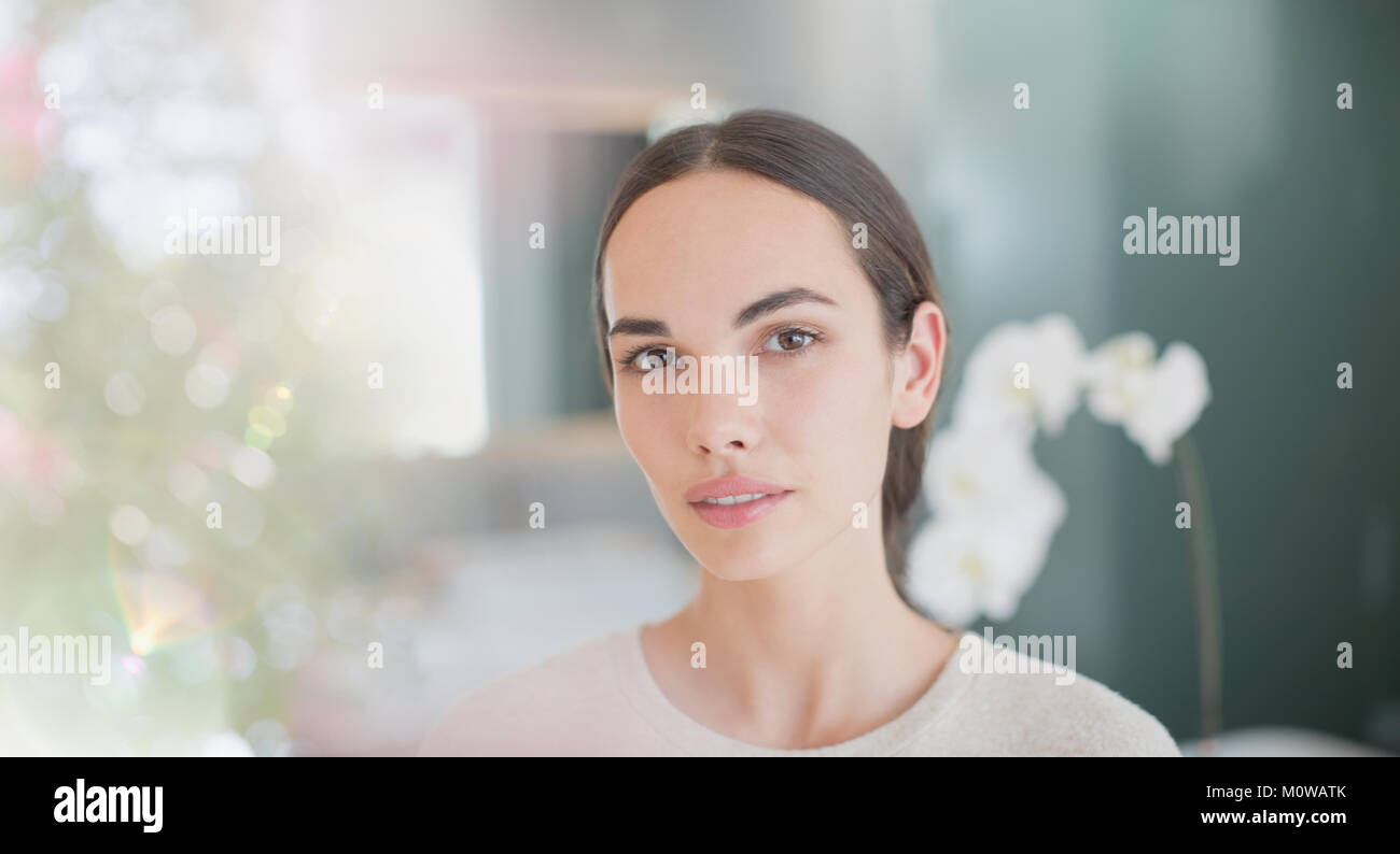 Portrait ernst, schöne Brünette Frau Stockfoto