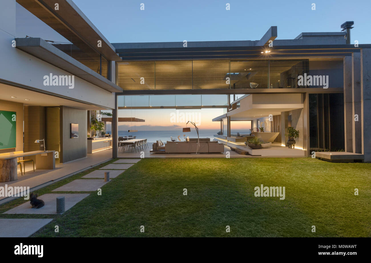Moderne, luxuriöse Home Showcase Hof und Haus Stockfoto
