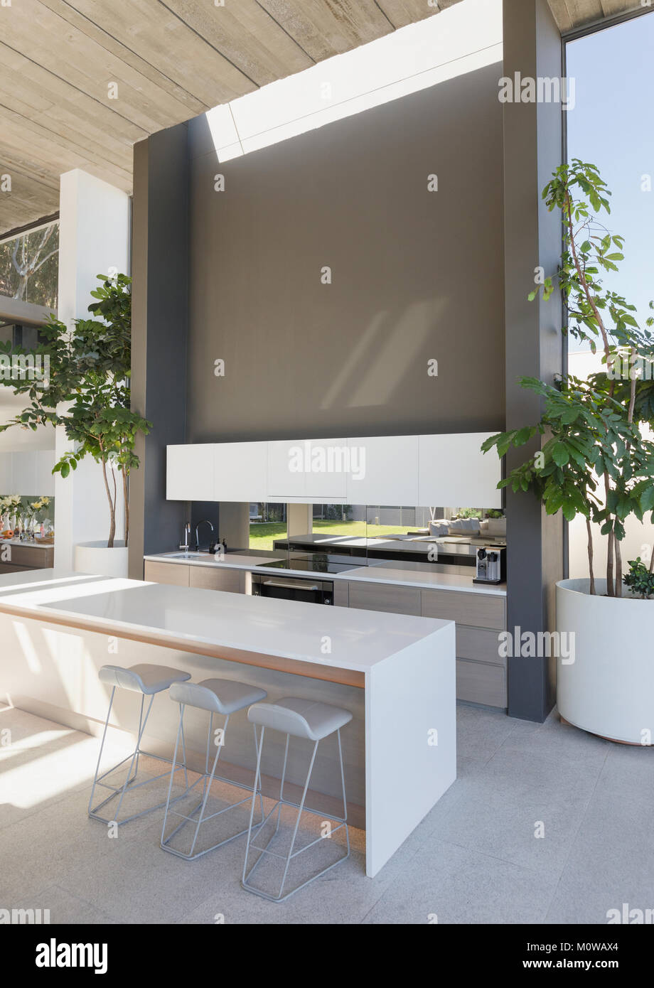 Hocker an der Theke in der modernen, luxuriösen Home Showcase Innenbereich Küche Stockfoto