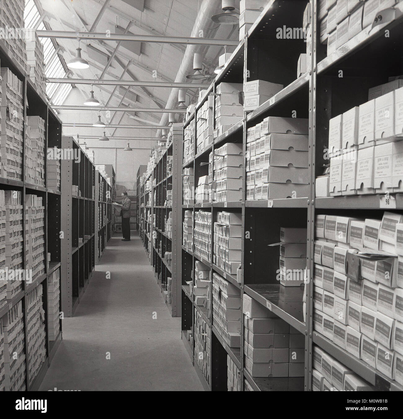 1950er Jahre, historische Bild zeigt die große Stapel Papier im Lager von brittains Ltd, einem spezialisierten britischen Papierhersteller in Stoke on Trent, England, Großbritannien gespeichert. Stockfoto