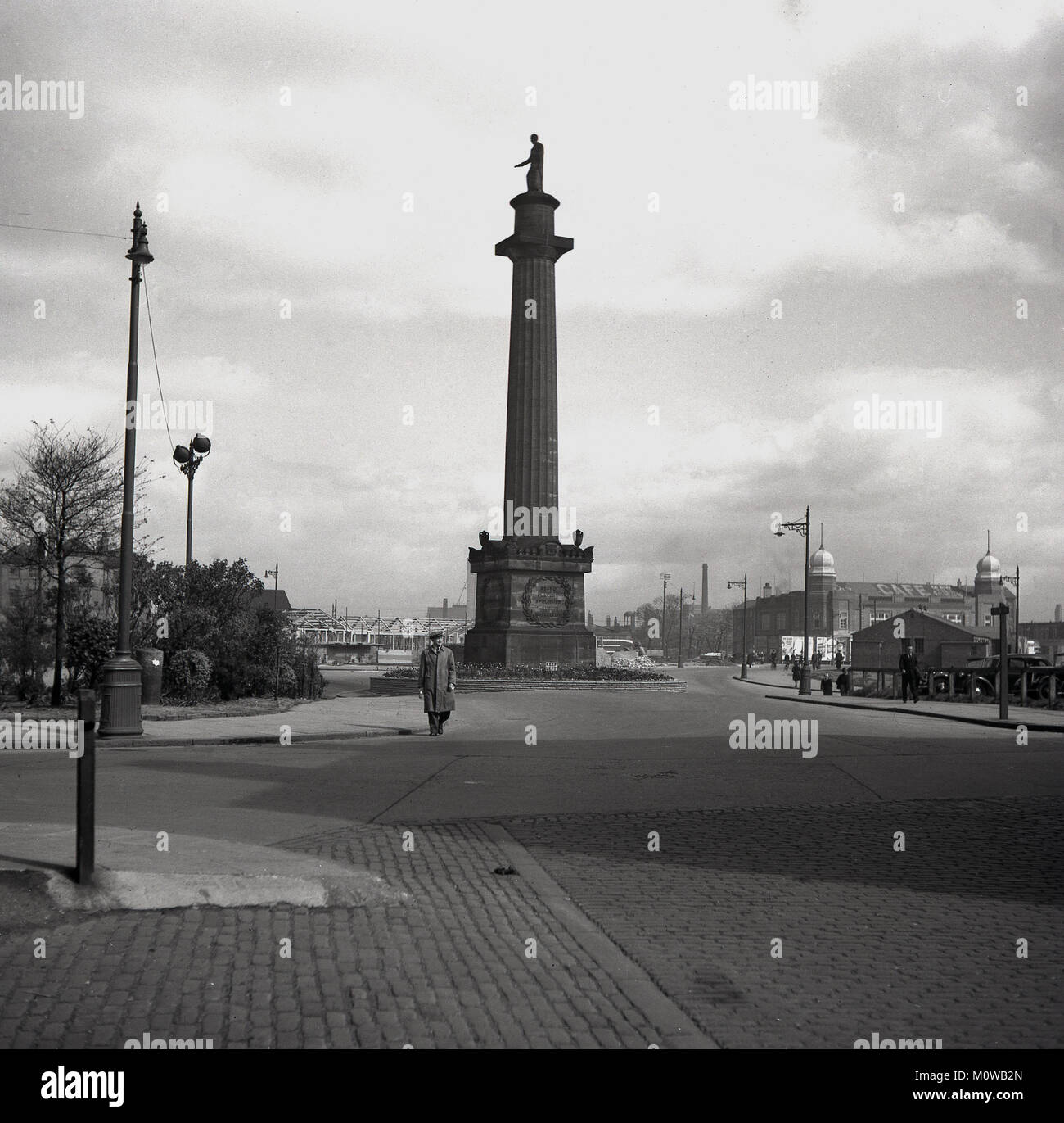 1950er Jahre, historische Bild aus dieser Zeit zeigt die Wilberforce Denkmal in Hull City Centre, Queen Victoria Dock Square. Im Jahre 1835 im Stil der Nelson's Column in London errichtet, wurde die Spalte 90 Fuß, und die Statue auf 12 Fuß hoch, geschnitzt aus strapazierfähigem Mühlstein Grit. Die eindrucksvolle Gedenkstätte für William Wilberforce [1759-1833] Wer war ein britischer Politiker und Philanthrop, wurde wegen seiner Arbeit als Führer der Bewegung zur Abschaffung des Sklavenhandels, und es ist, für die Dies ist er zu Recht anerkannt. Stockfoto