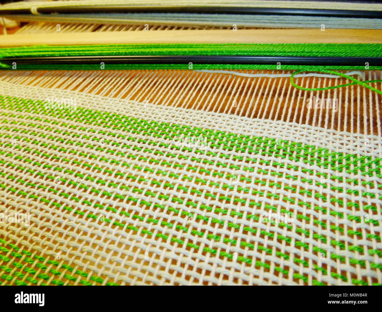 Das Weben der Stoff in den Prozess. Verflechtung von Threads. Handarbeit,  Kunsthandwerk, Handwerk Stockfotografie - Alamy