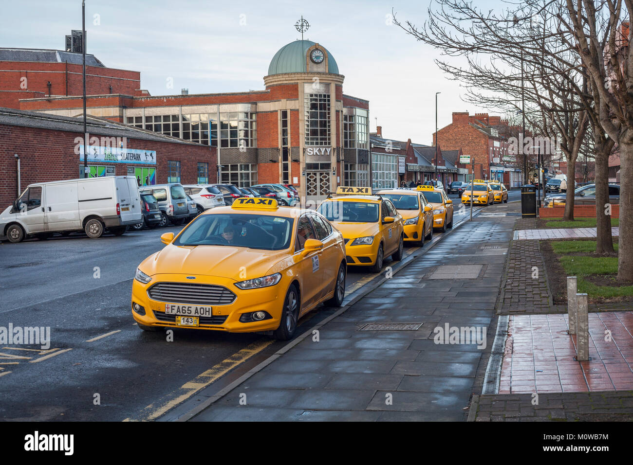 Gelbe Taxis in einer Reihe in Hartlepool, England, UK geparkt Stockfoto