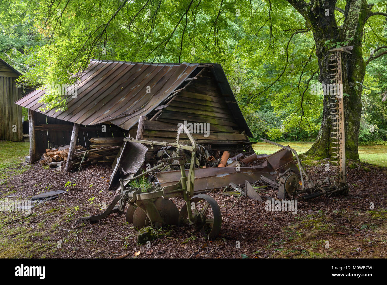 Frühe Holz- barn Yard von Siedlern in der Great Smoky Mountains National Park an einem schönen Sommertag in der Nähe von Gatlinburg, Tennessee, USA. Stockfoto