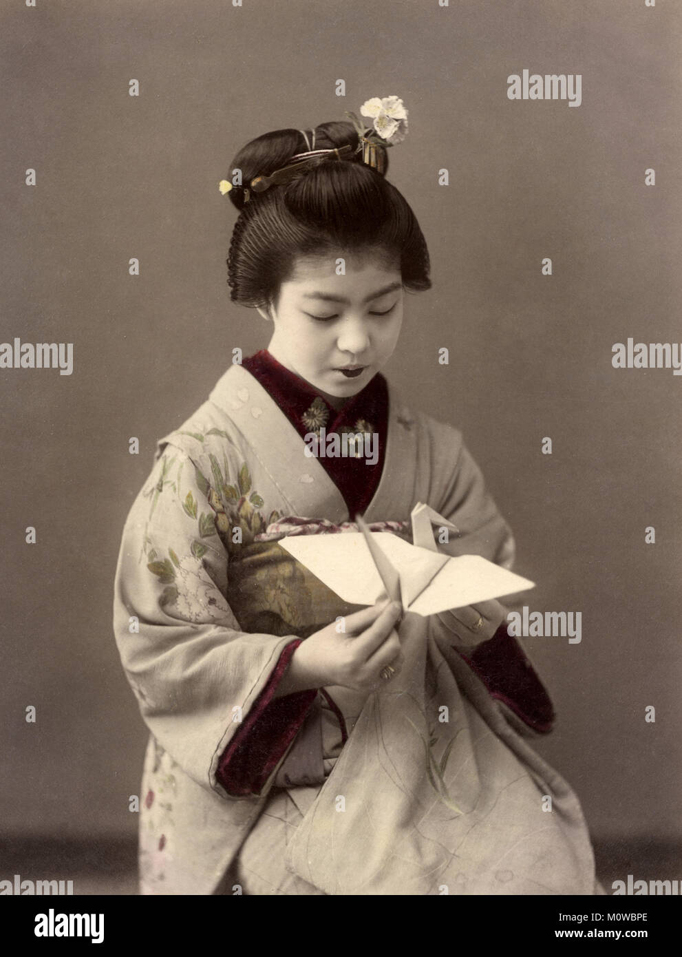 C. 1880 Japan - Geisha mit einem Papier Vogel Stockfoto