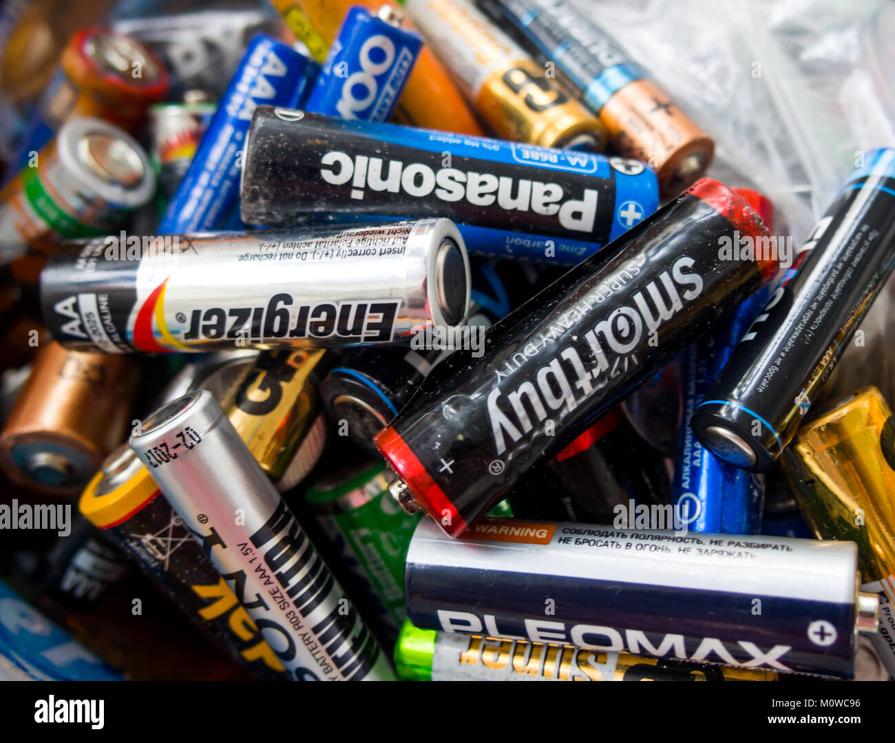 Voronezh, Russland - 22. Juni 2016: Die alten Batterien sind in einem Behälter zur Entsorgung gesammelt Stockfoto