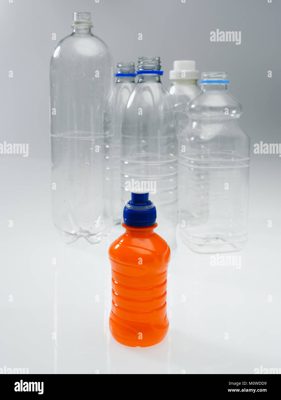 Eine Reihe von Kunststoff Trinkflaschen leer und nicht für das Recycling auf weißem Hintergrund gekennzeichnet. Stockfoto
