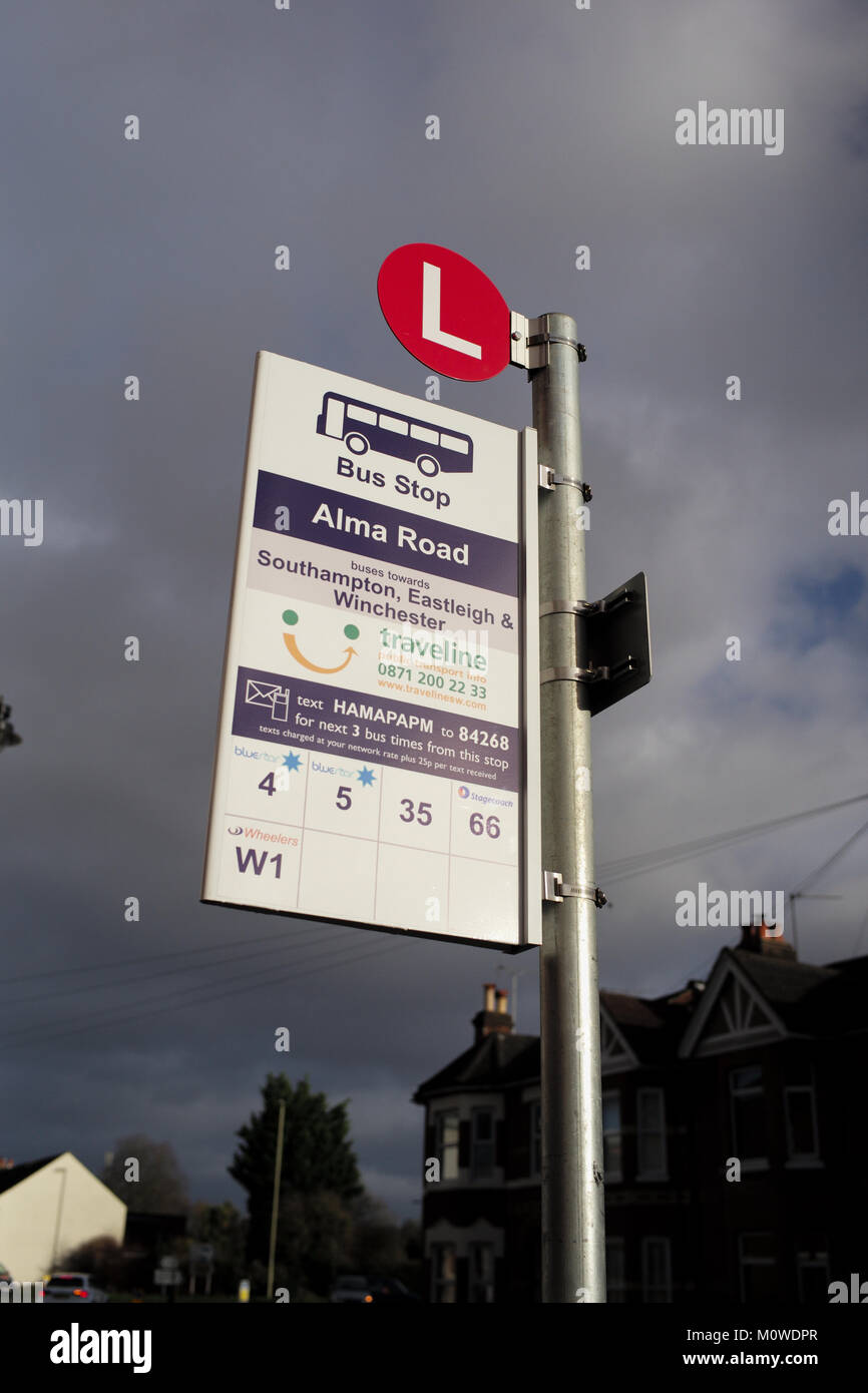 Eine Bushaltestelle an Alma Road Romsey Schuß tief unten gegen einen stürmischen Himmel, mit Bussen nach Southampton und Eastleigh und Winchester. Stockfoto