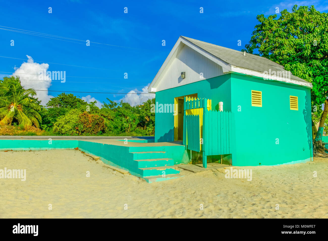 Grüne öffentliche Toilette Gebäude am West Bay Strand in der Karibik, Grand Cayman, Cayman Islands Stockfoto
