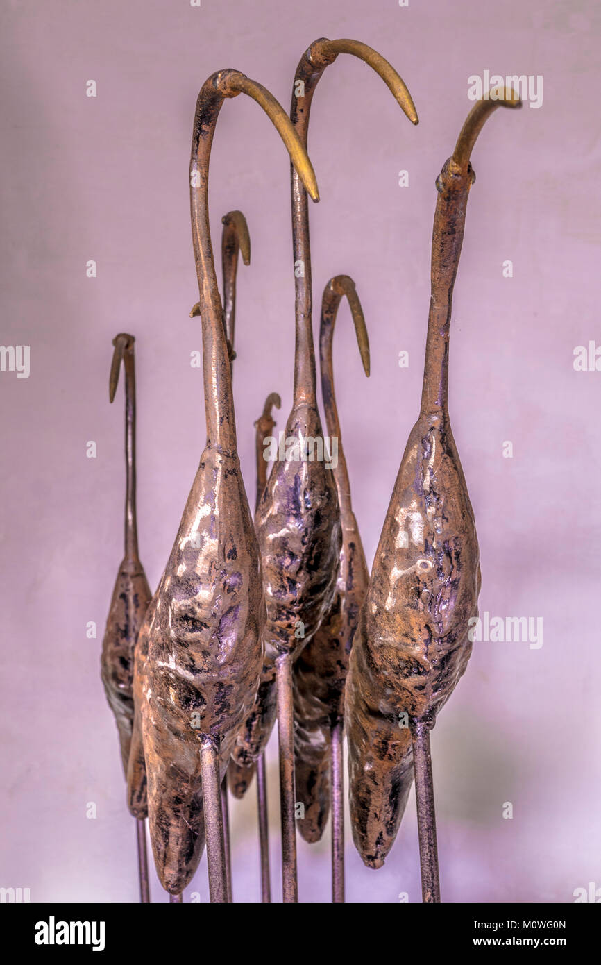 Metall gebildet / geformt Ornament von acht Ibis/Ibisse (Threskiornithidae Vogel aus der Familie), mit Ihren nach unten gekrümmte Rechnungen, zusammen. UK. Stockfoto