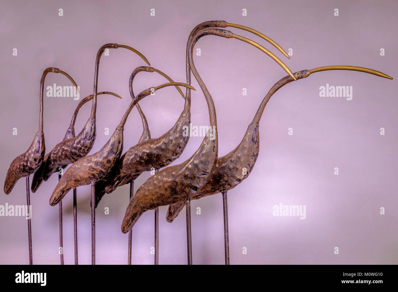 Metall gebildet / geformt Ornament von acht Ibis/Ibisse (Threskiornithidae Vogel aus der Familie), mit Ihren nach unten gekrümmte Rechnungen, zusammen. UK. Stockfoto