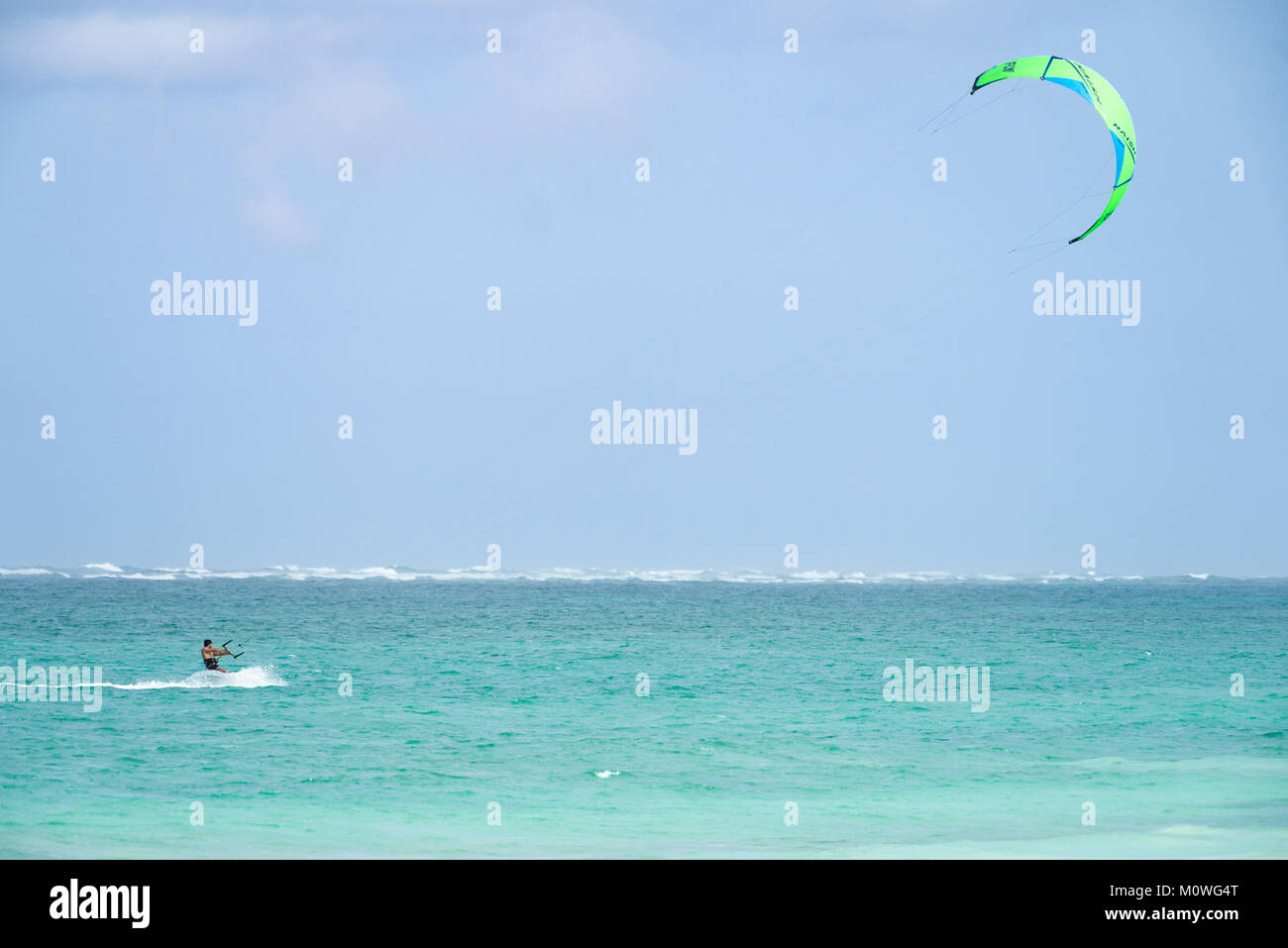 Ein Mann Kitesurfen auf dem Indischen Ozean am Diani Beach, Kenia, Ostafrika Stockfoto