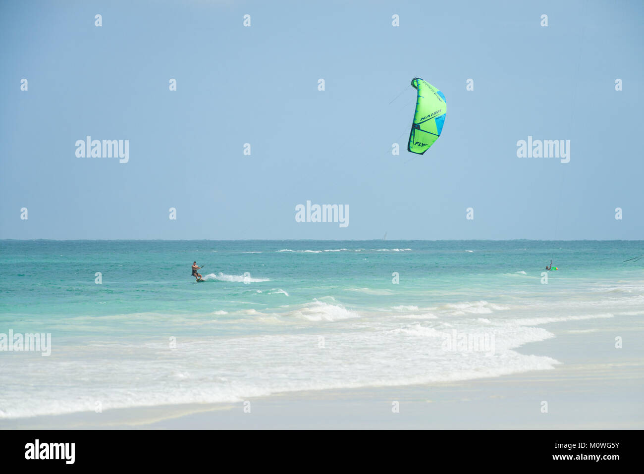 Ein Mann Kitesurfen auf dem Indischen Ozean am Diani Beach, Kenia, Ostafrika Stockfoto