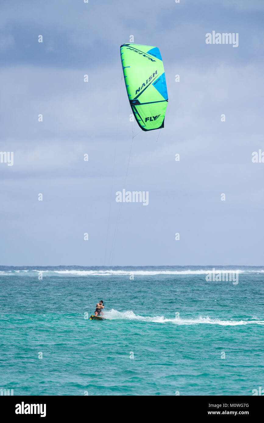 Ein Mann Kitesurfen auf dem Indischen Ozean am Diani Beach, Kenia, Ostafrika Stockfoto