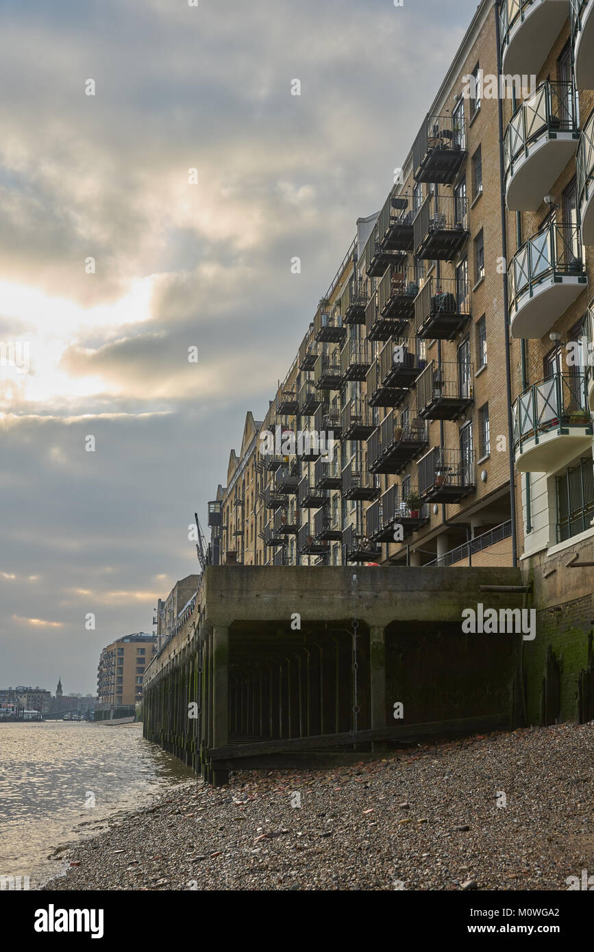 Riverside wohnungen Apartments in London an der Themse Stockfoto
