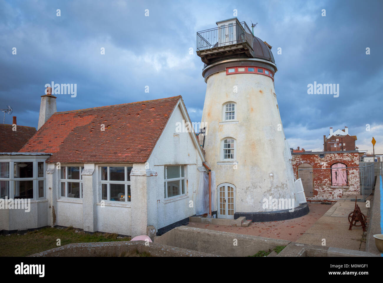 Eine alte Mühle und aufbauend auf Aldeburgh Strand Suffolk UK Stockfoto