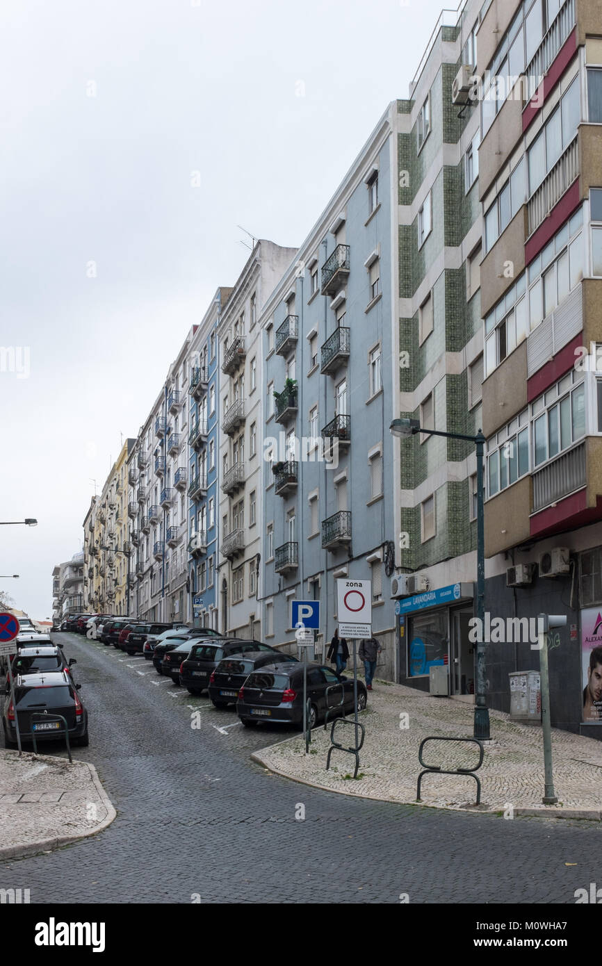 Alten Wohnung Blöcke in einem Wohnviertel von Lissabon, Portugal Stockfoto