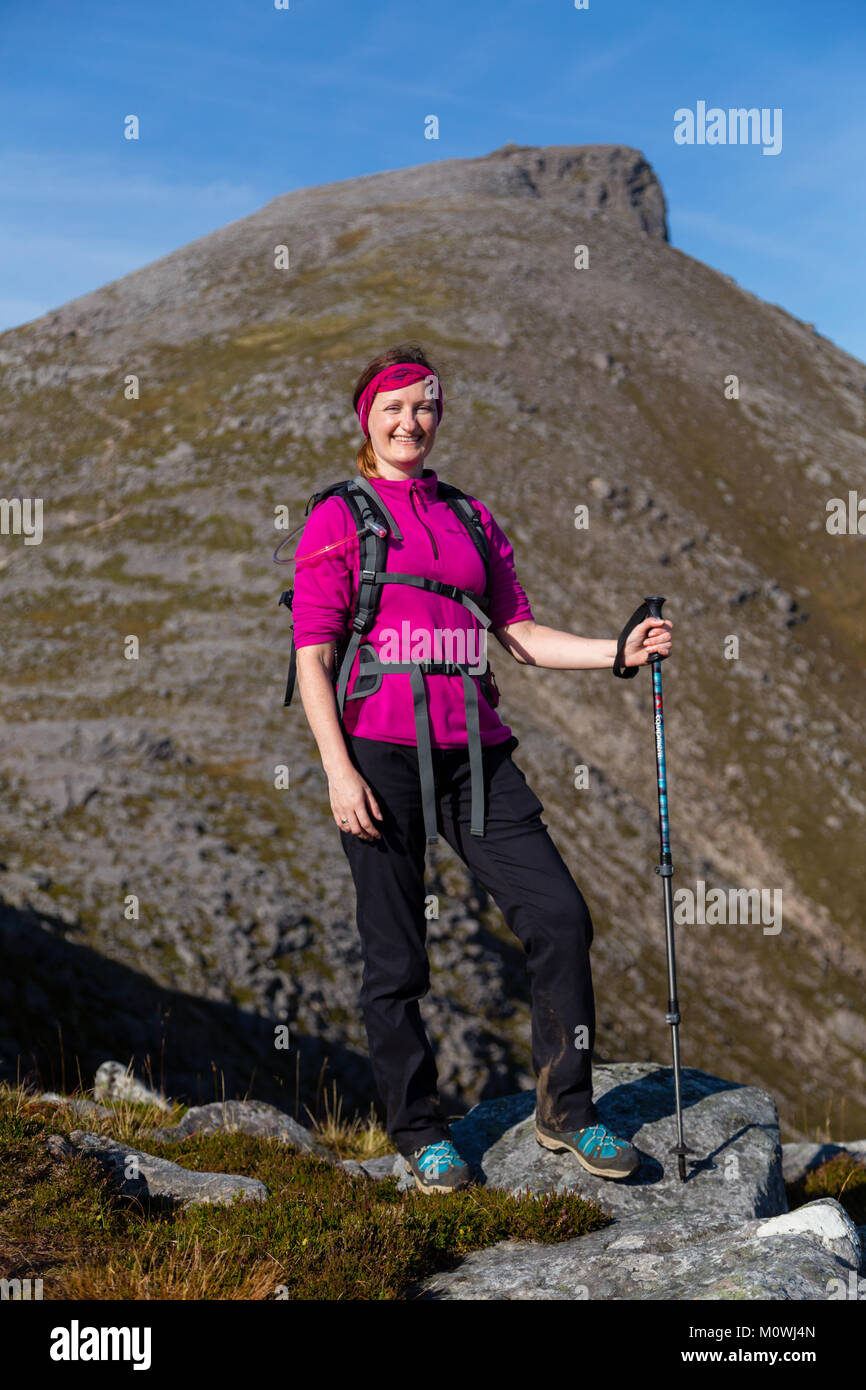 Eine weibliche hillwalker stehend auf Quinag, Assynt Stockfoto