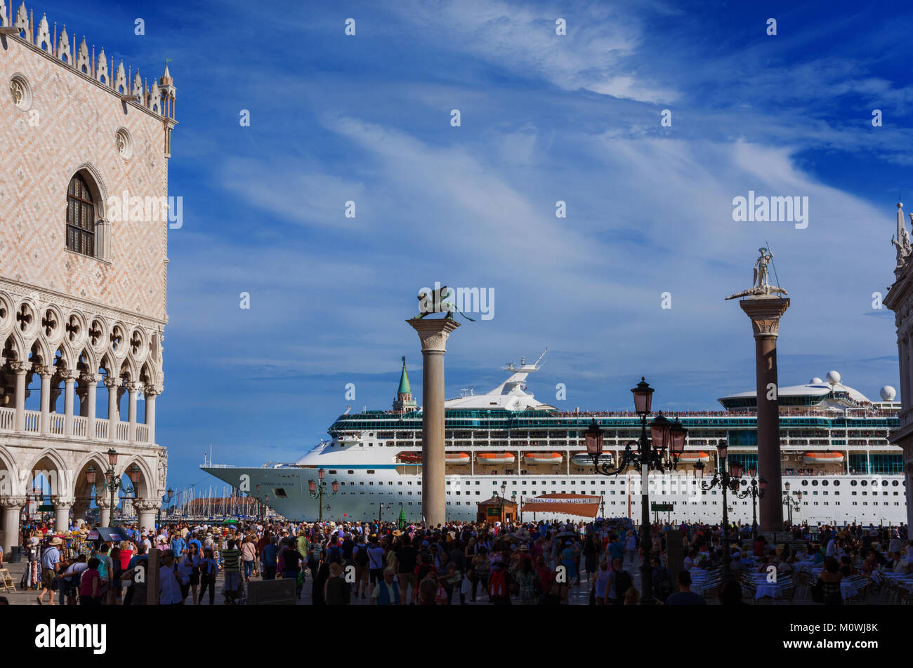 Touristen beobachten Sie riesige Kreuzfahrtschiff vor Saint Mark Square. Ein großes Problem für die Erhaltung von Venedig fragilen Umwelt und historischen h Stockfoto