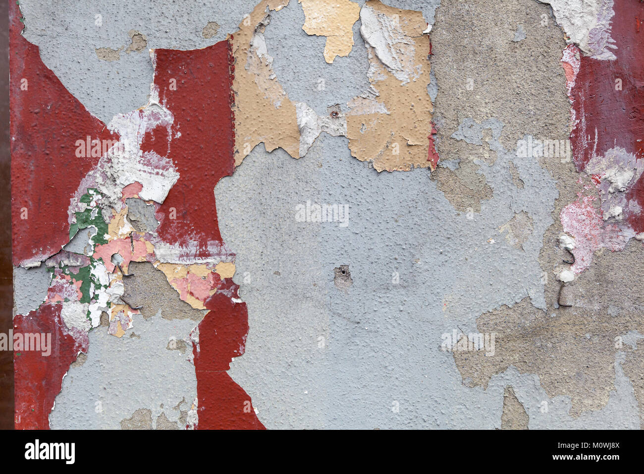 Nahaufnahme einer Betonwand mit Resten von abgeplatzte Farbe Stockfoto