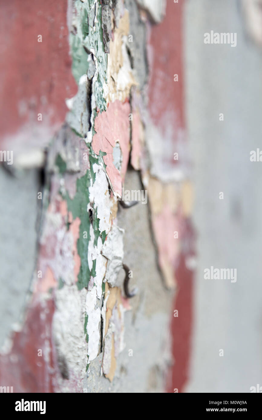 Nahaufnahme einer Betonwand mit Resten von abgeplatzte Farbe Stockfoto
