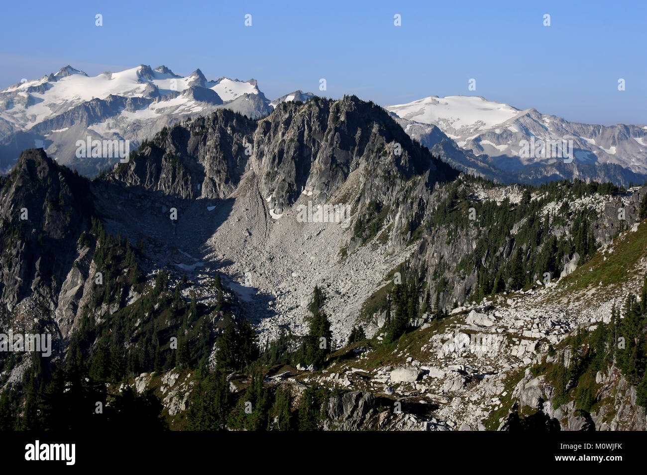 Blick auf den Mount Hinman und Daniels aus der Nähe von Trap Pass im Staat Washington. Stockfoto