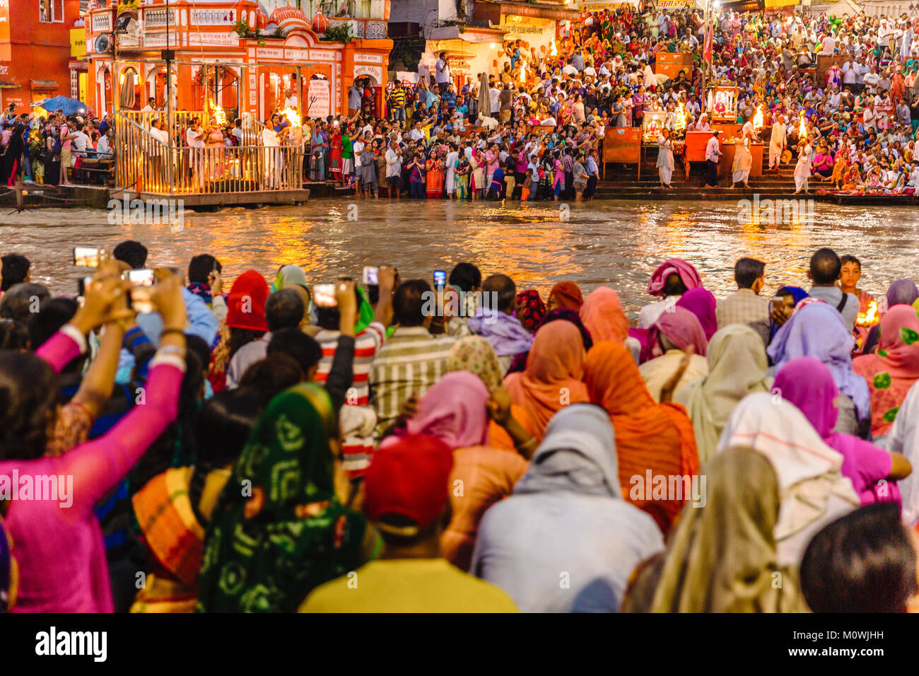 Tausende von hinduistischen Menschen in der heiligen Stadt Haridwar in Uttarakhand, Indien während des Abends licht Zeremonie namens Ganga arthi anzubeten Ganges Stockfoto