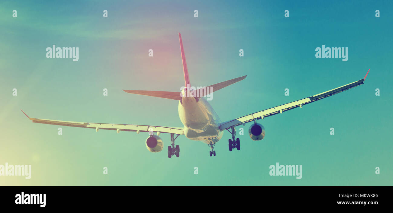 Geräumige Passagierflugzeug im Himmel nach Reiseziel fliegen Stockfoto