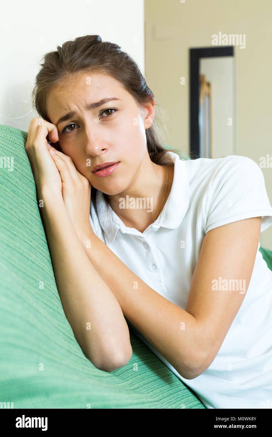 Einsam, unglücklich jugendlich Mädchen auf dem Sofa zu Hause Stockfoto