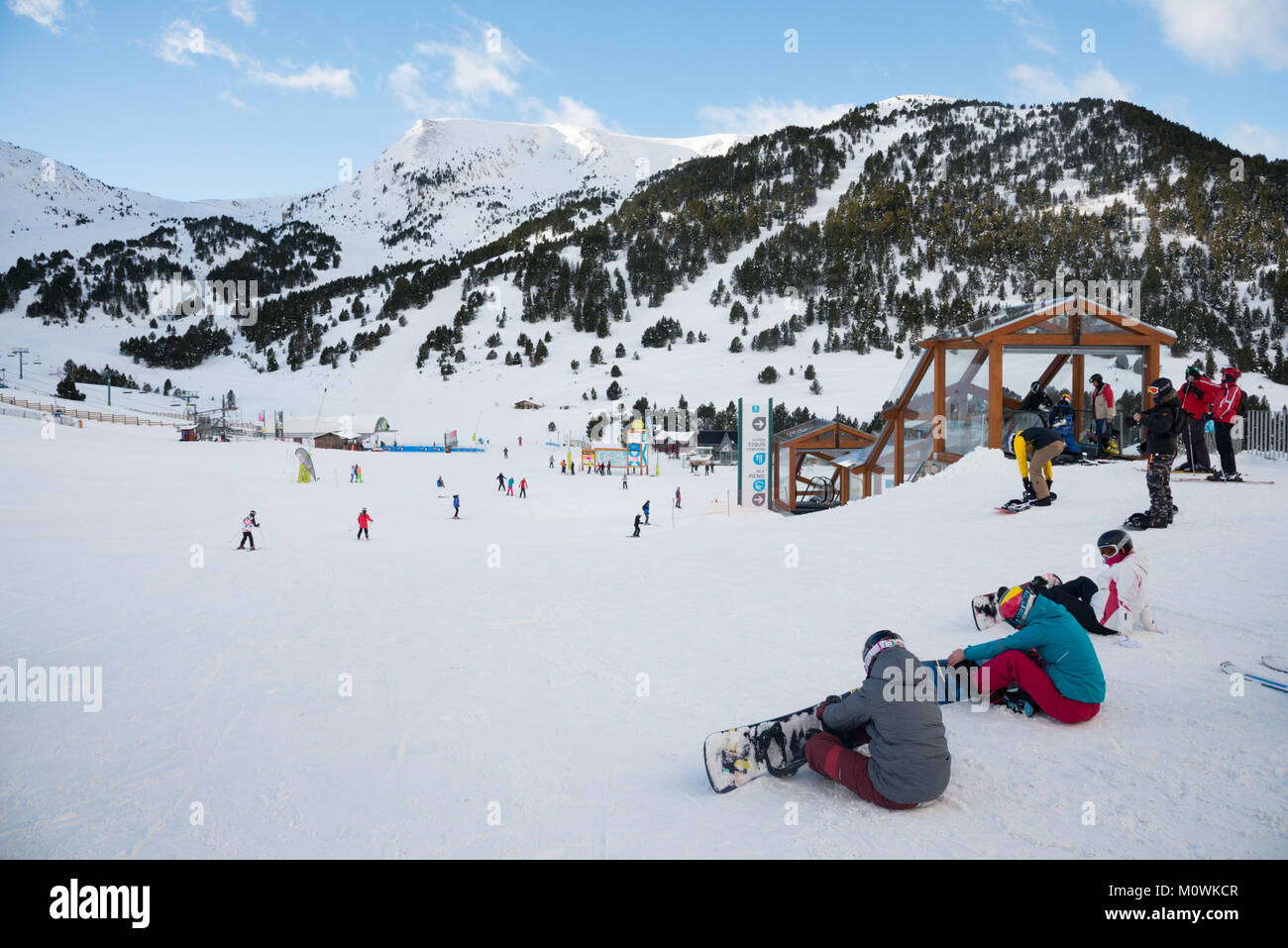 Snowboarder Umreifungsband auf ihren Brettern, Grandvalaria Skigebiet, Andorra, Europa Stockfoto