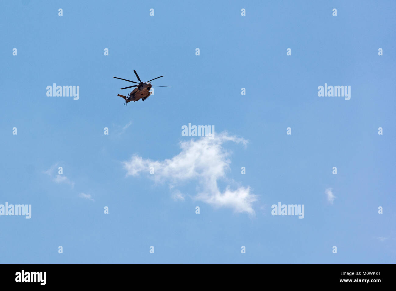 IDF Apache Hubschrauber über Arad Israel fliegen Stockfoto