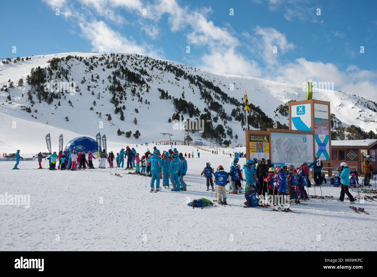 Skilehrer und Schnee Schulen sammeln gerade über Grandvalaria Skigebiet Soldeu, Andorra, Europa Stockfoto