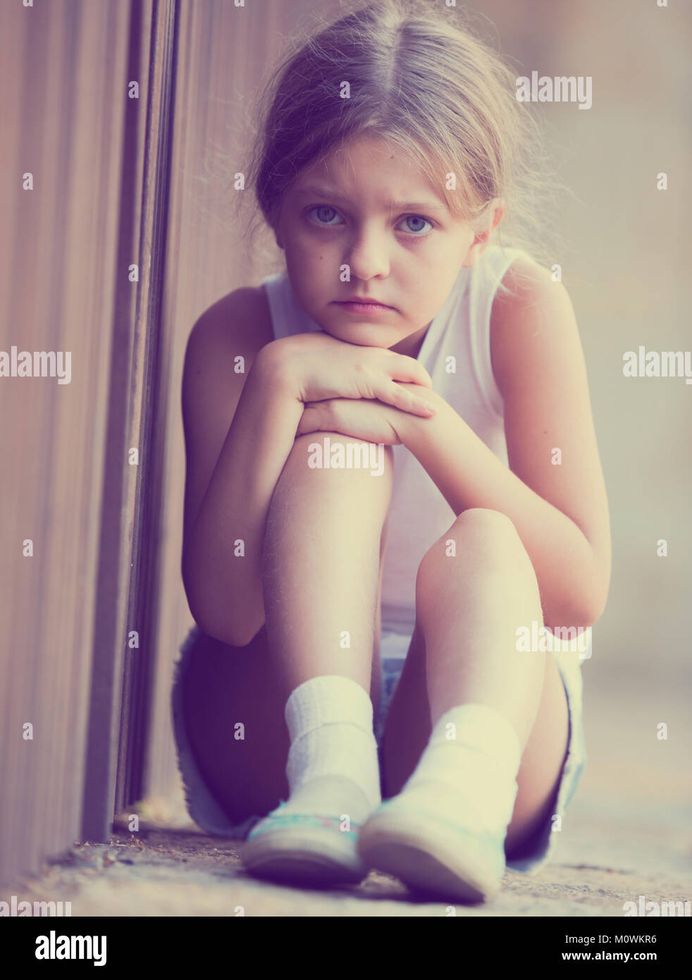 Portrait von traurigen Mädchen allein zu sein, und besorgt, im Freien Stockfoto