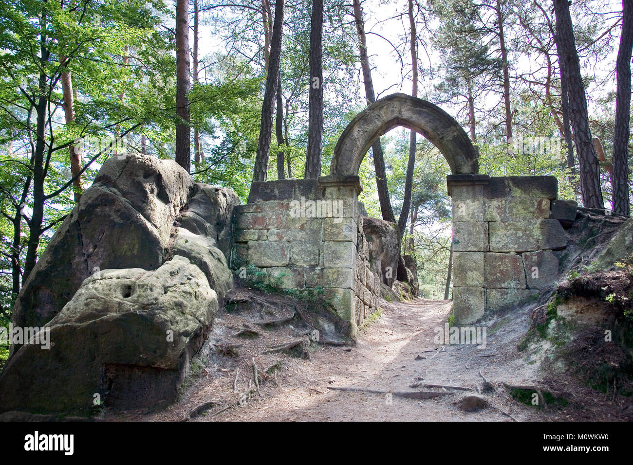 Ruine Der Gotischen Burg Pantheon Vranov In Mala Skala Dorf Aus Dem ruine-der-gotischen-burg-pantheon-vranov-in-mala-skala-dorf-aus-dem