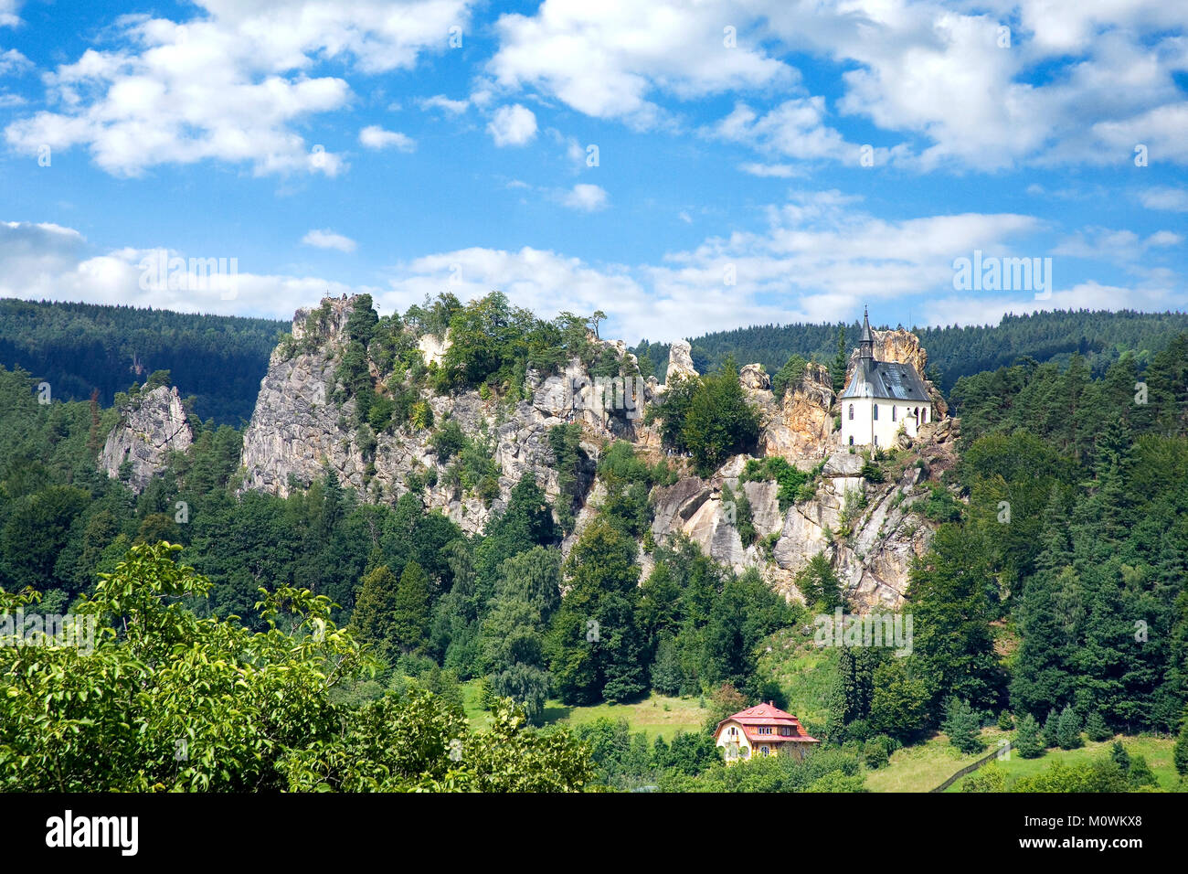Ruine Der Gotischen Burg Pantheon Vranov In Mala Skala Dorf Aus Dem ruine-der-gotischen-burg-pantheon-vranov-in-mala-skala-dorf-aus-dem