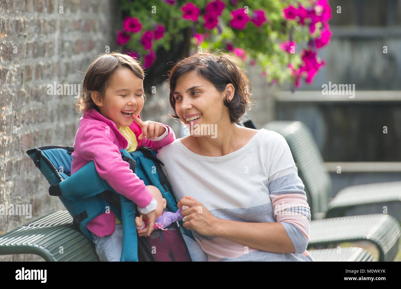 Mutter und Tochter Spaß im Park Stockfoto