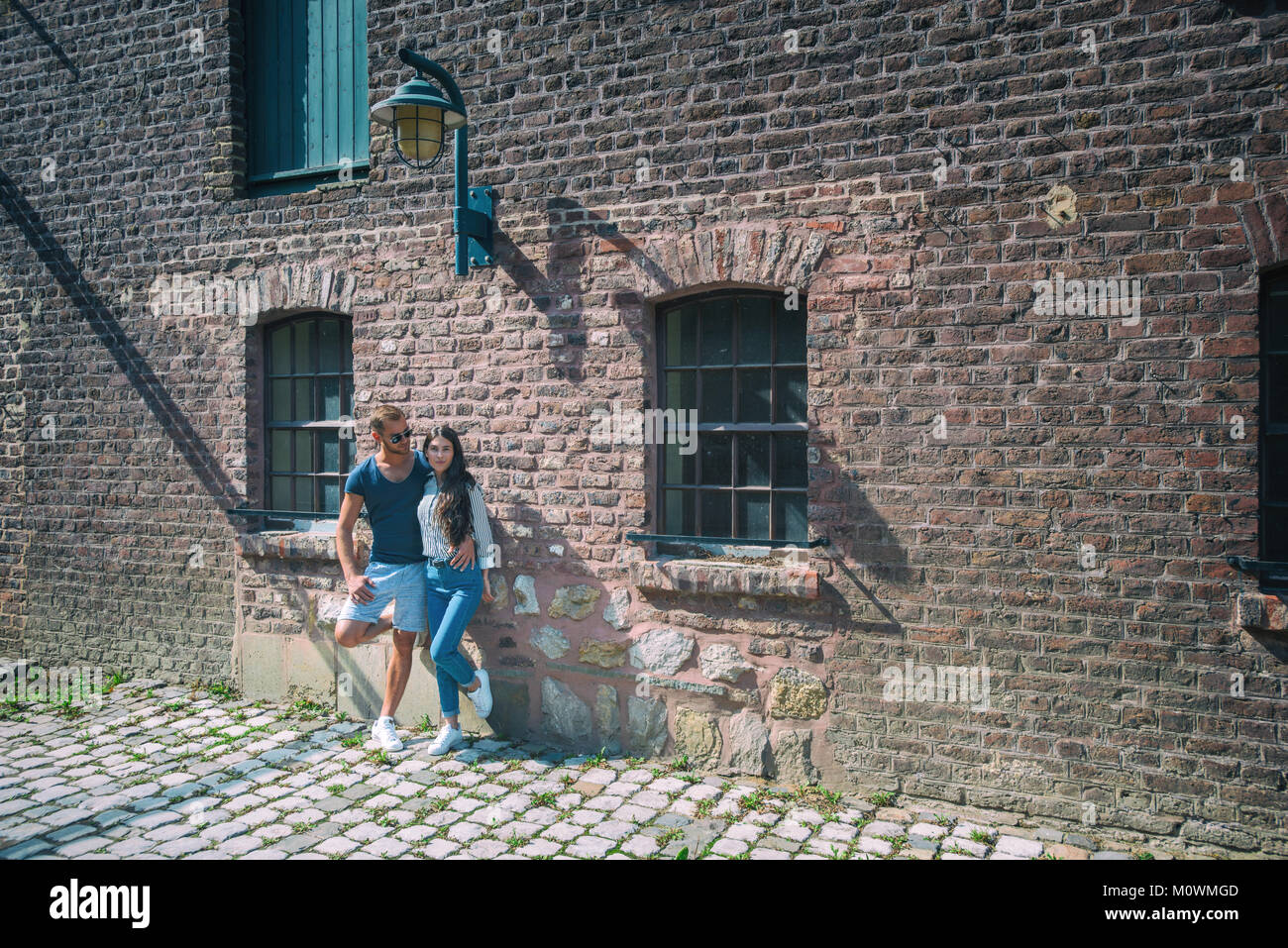 Schöne Paar in die entkernten Gebäude Stockfoto