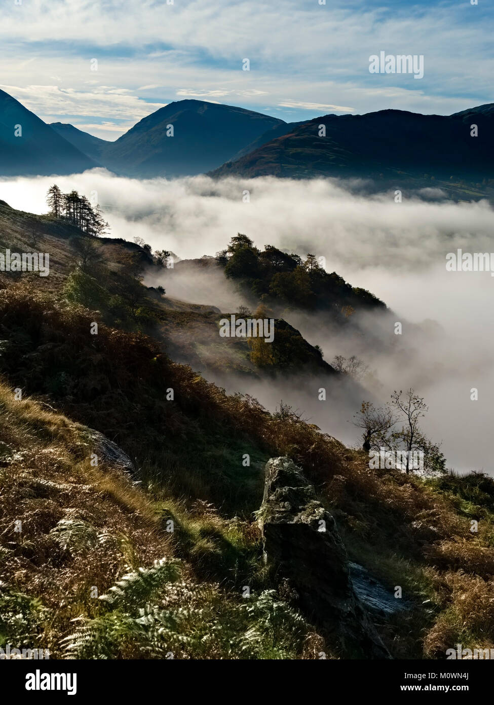 Auf der Suche nach unten von oben auf niedrigem Niveau am frühen Morgen Nebel im Tal Patterdale im englischen Lake District, Penrith, Cumbria, England, Großbritannien Stockfoto