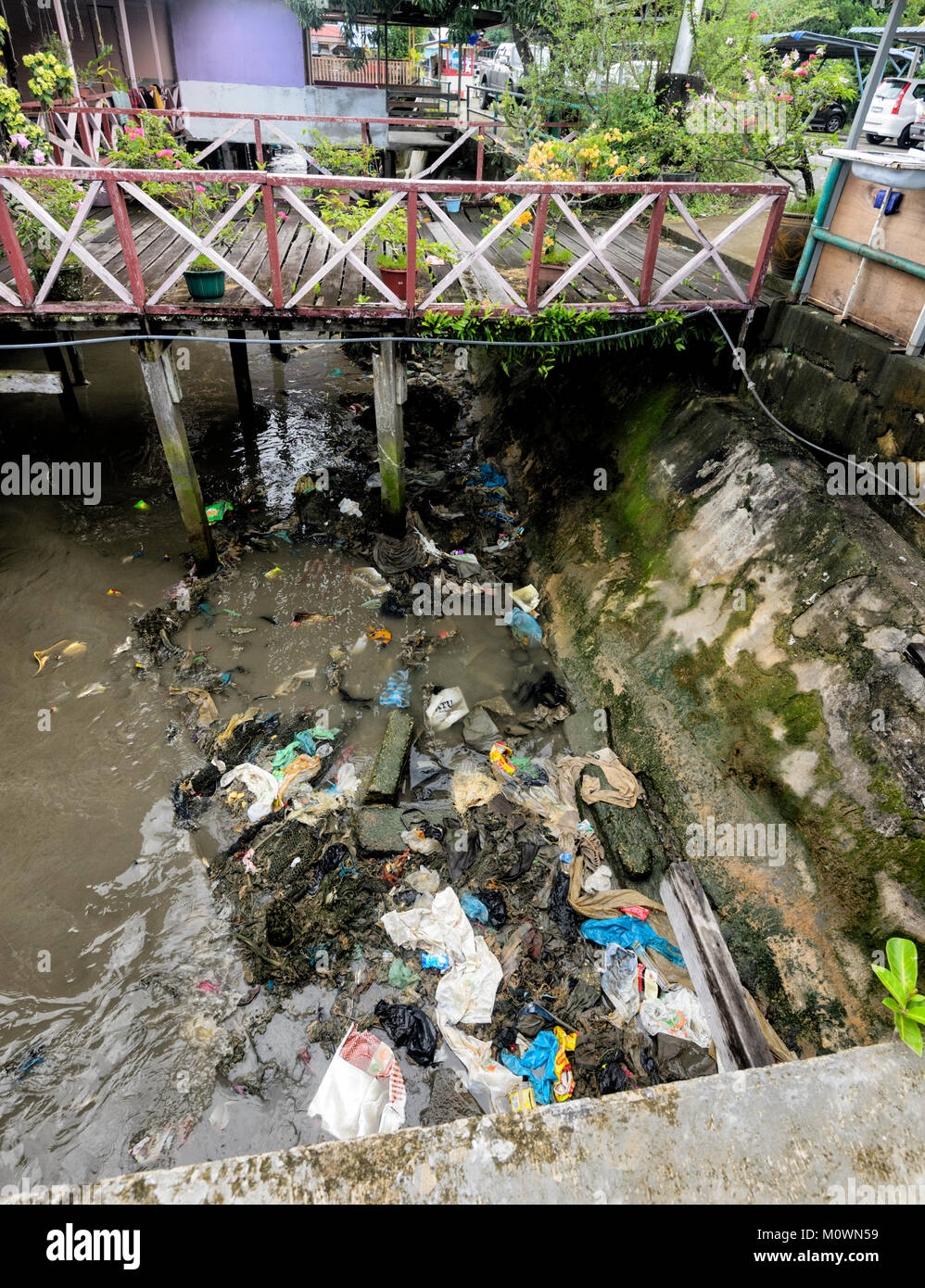 Müll im Wasser bei Sim Sim Water Village, Sandakan, Sabah, Borneo, Malaysia Stockfoto