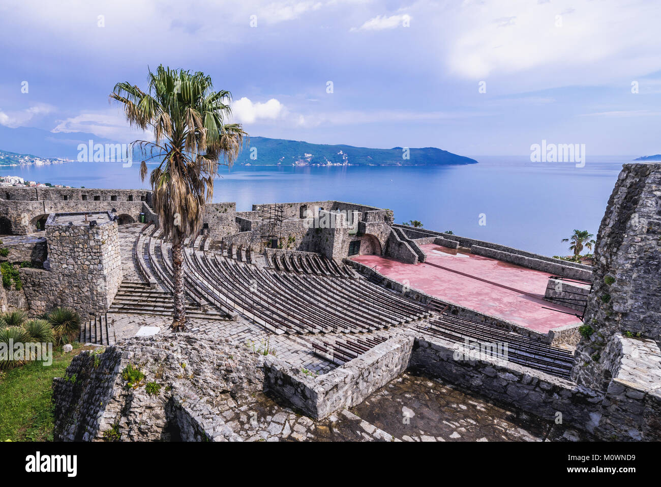 Amphitheater in Kanli kula (Bloody Tower) Festung in Herceg Novi Stadt an der Adria Küste in Montenegro Stockfoto