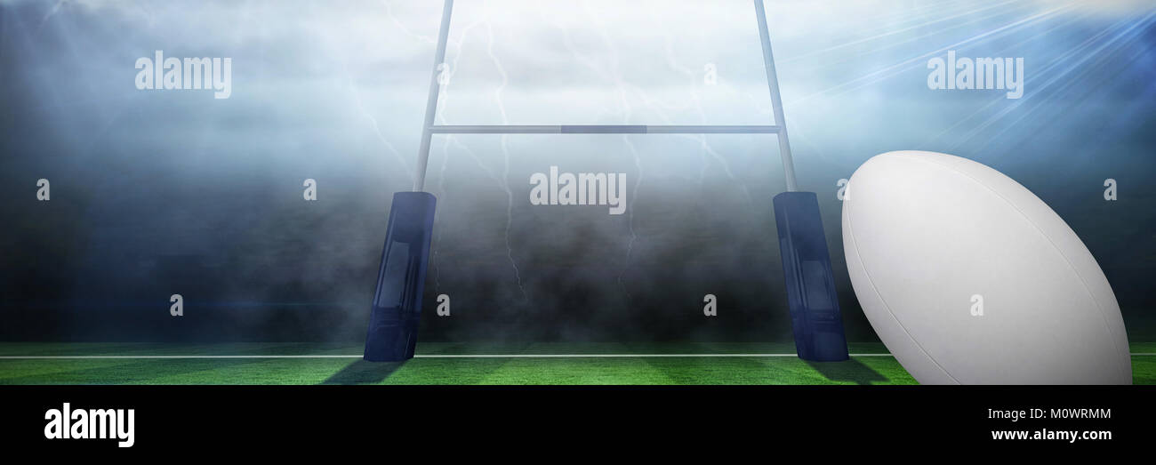 Rugby Ball gegen Rugby Pitch Stockfoto