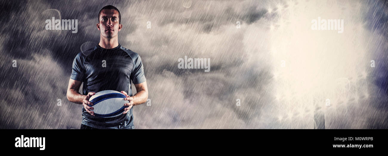 Zusammengesetztes Bild des schweren Rugbyspieler in schwarzem Jersey mit ball Stockfoto