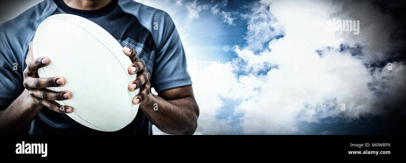 Zusammengesetztes Bild des Innenfeldes Sportler mit Rugby-ball Stockfoto